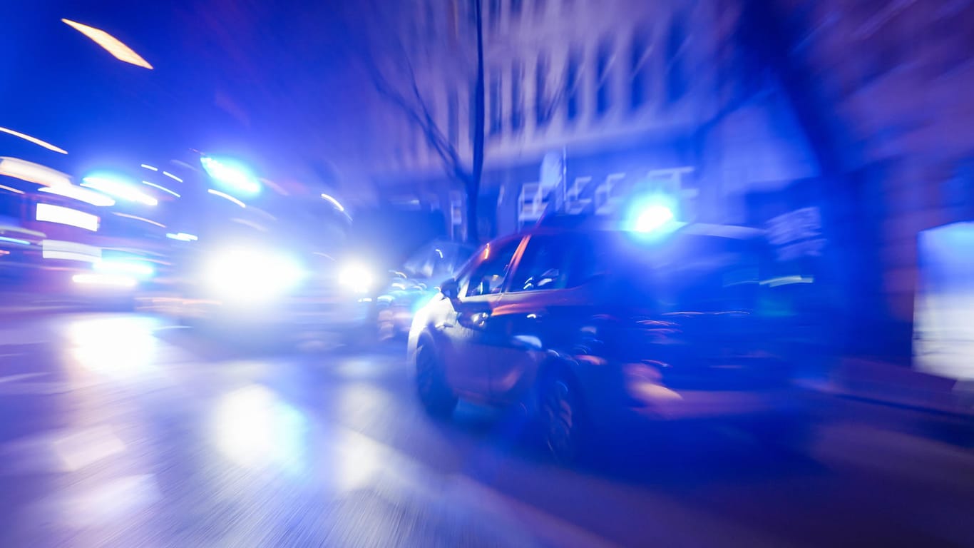 Ein Polizeiauto fährt mit Blaulicht durch die Nacht (Symbolfoto): In Stuttgart ist in der Nacht von Mittwoch auf Donnerstag eine Frau überfallen worden.