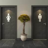 Eingänge zu Toiletten mit männlichem und weiblichem Symbol.