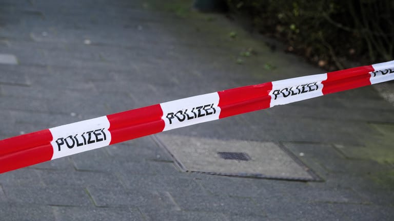 Flatterband der Polizei (Symbolbild): In Achim ist eine Leiche gefunden worden.
