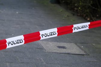 Flatterband der Polizei (Symbolbild): In Oldenburg sind zwei Leichen gefunden worden.