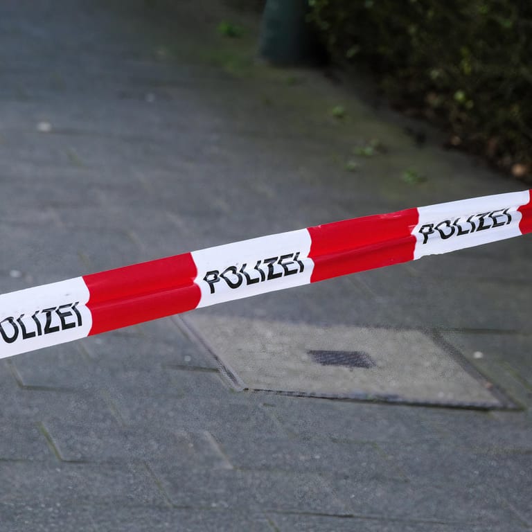 Flatterband der Polizei (Symbolbild): In Achim ist eine Leiche gefunden worden.