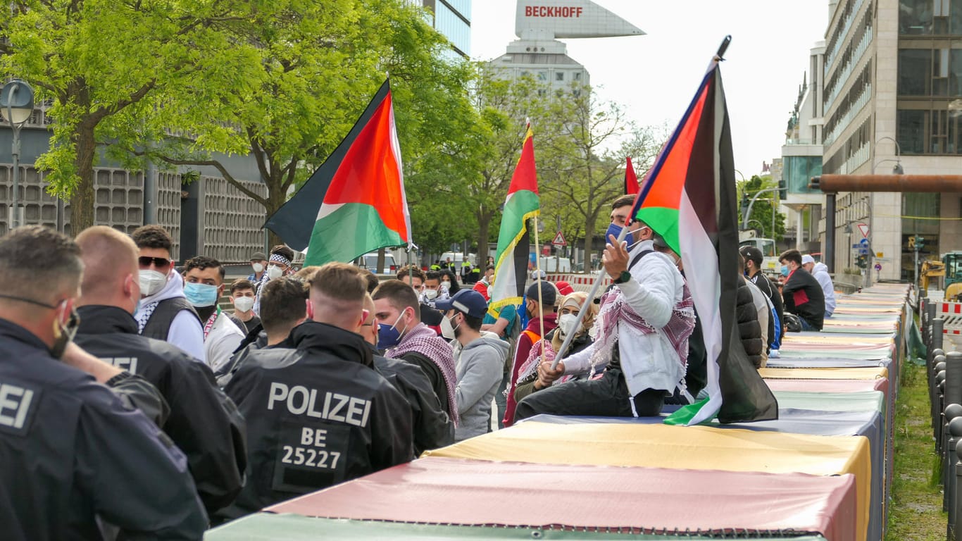 Polizeibeamte bei einer Pro-Palästina-Kundgebung (Archivbild): Bis einschließlich 1. Mai darf keine der geplanten Demos stattfinden.