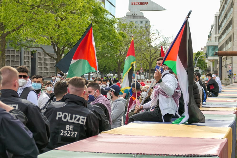 Polizeibeamte bei einer Pro-Palästina-Kundgebung (Archivbild): Bis einschließlich 1. Mai darf keine der geplanten Demos stattfinden.
