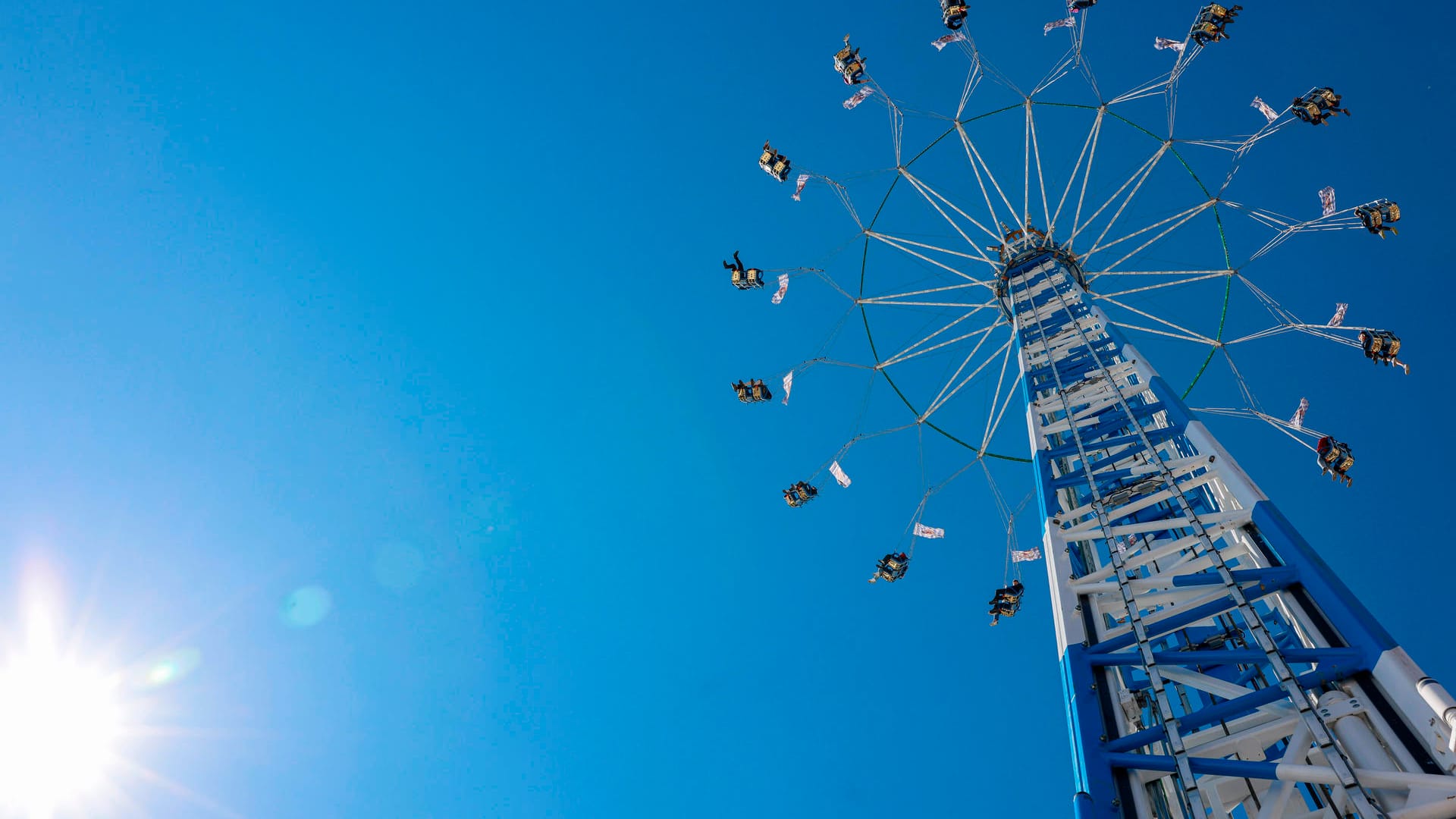 Der "Bayern Tower" auf dem Volksfest in Nürnberg (Symbolbild): Das Fest wird um eine Woche verlängert. Der "Bayern Tower" auf dem Volksfest in Nürnberg (Symbolbild): Das Fest wird um eine Woche verlängert.