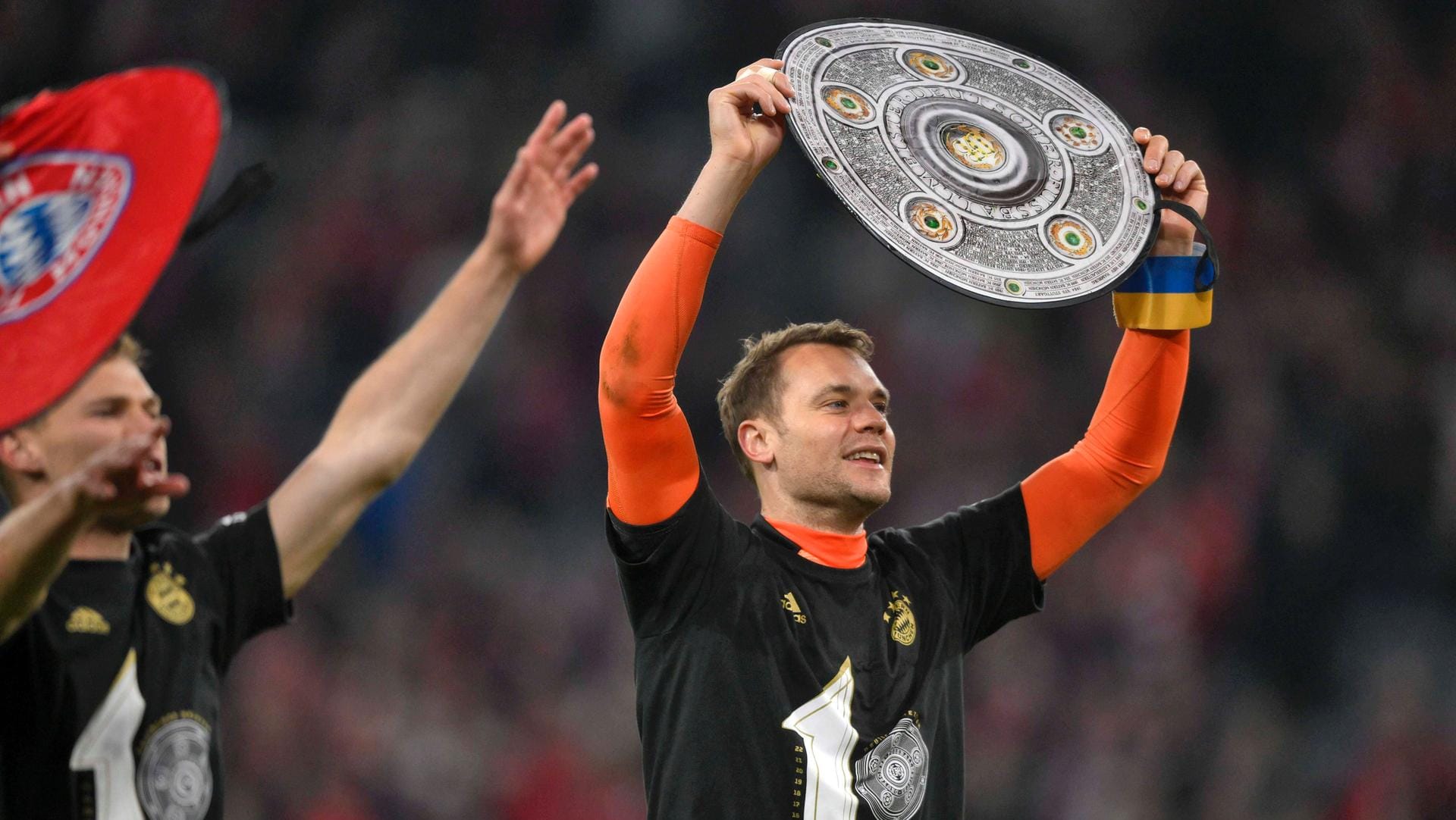 Manuel Neuer feiert die zehnte Meisterschaft mit dem FC Bayern (Archivbild): Der Torhüter begeistert sich auch für die Berge und seine neue Heimat am Tegernsee.