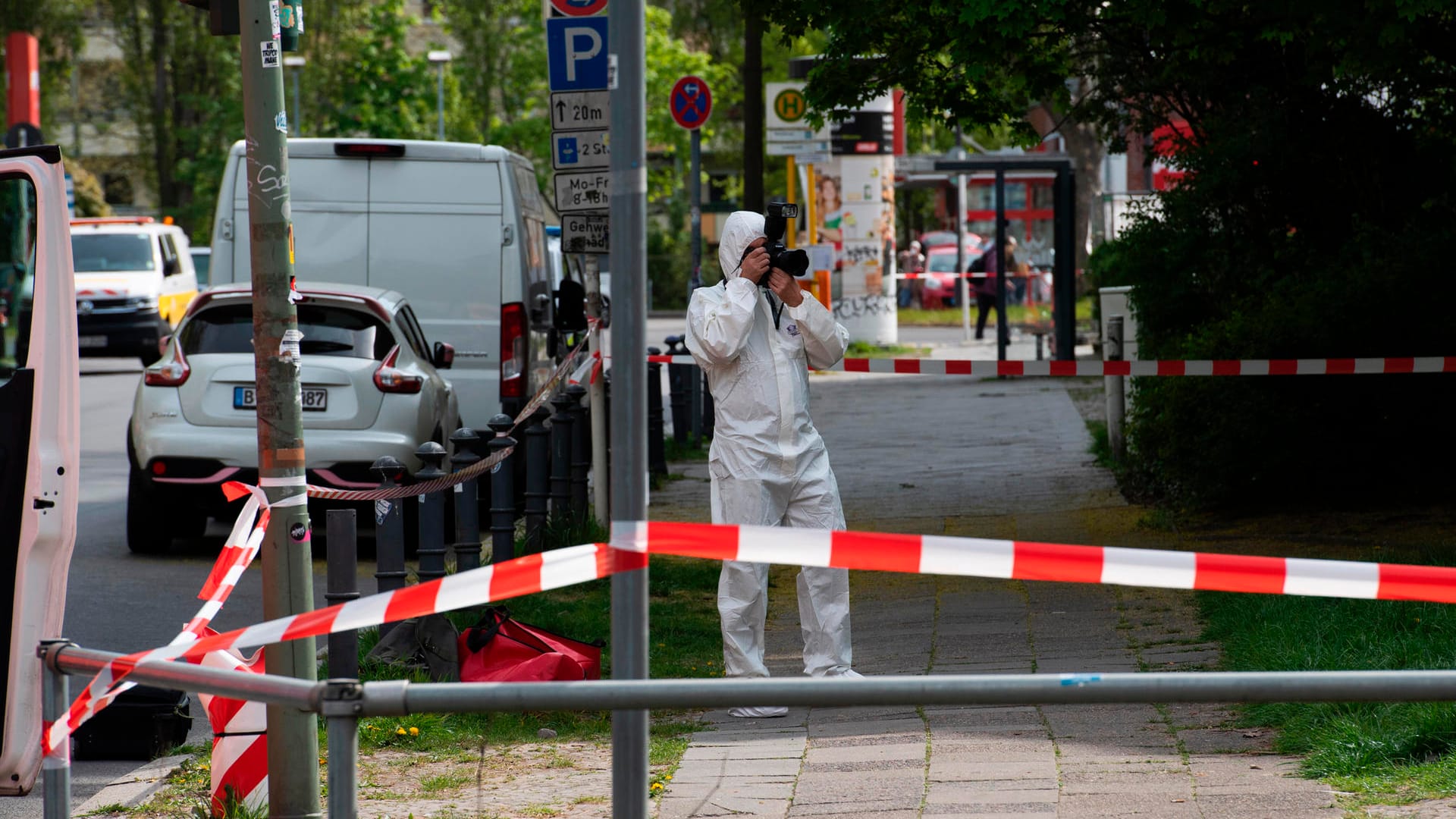 Ein Mitarbeiter der Spurensicherung dokumentiert die Lage am Tatort in der Maximilianstraße: Hier ist eine Frau getötet worden.