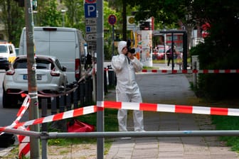 Ein Mitarbeiter der Spurensicherung dokumentiert die Lage am Tatort in der Maximilianstraße: Hier ist eine Frau getötet worden.
