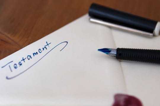 Ein Notar ist nicht zur Stelle und selbst schreiben geht auch nicht mehr? Wer drei Zeugen einbindet, kann auch mündlich seinen letzten Willen abgeben. Ein Notar ist nicht zur Stelle und selbst schreiben geht auch nicht mehr? Wer drei Zeugen einbindet, kann auch mündlich seinen letzten Willen abgeben.