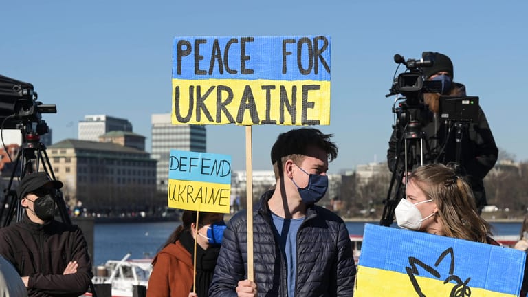Demonstranten bei einer Friedenskundgebung für die Ukraine (Archivbild): Auch fürs Wochenende sind weitere Demos geplant.