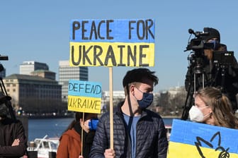 Demonstranten bei einer Friedenskundgebung für die Ukraine (Archivbild): Auch fürs Wochenende sind weitere Demos geplant.
