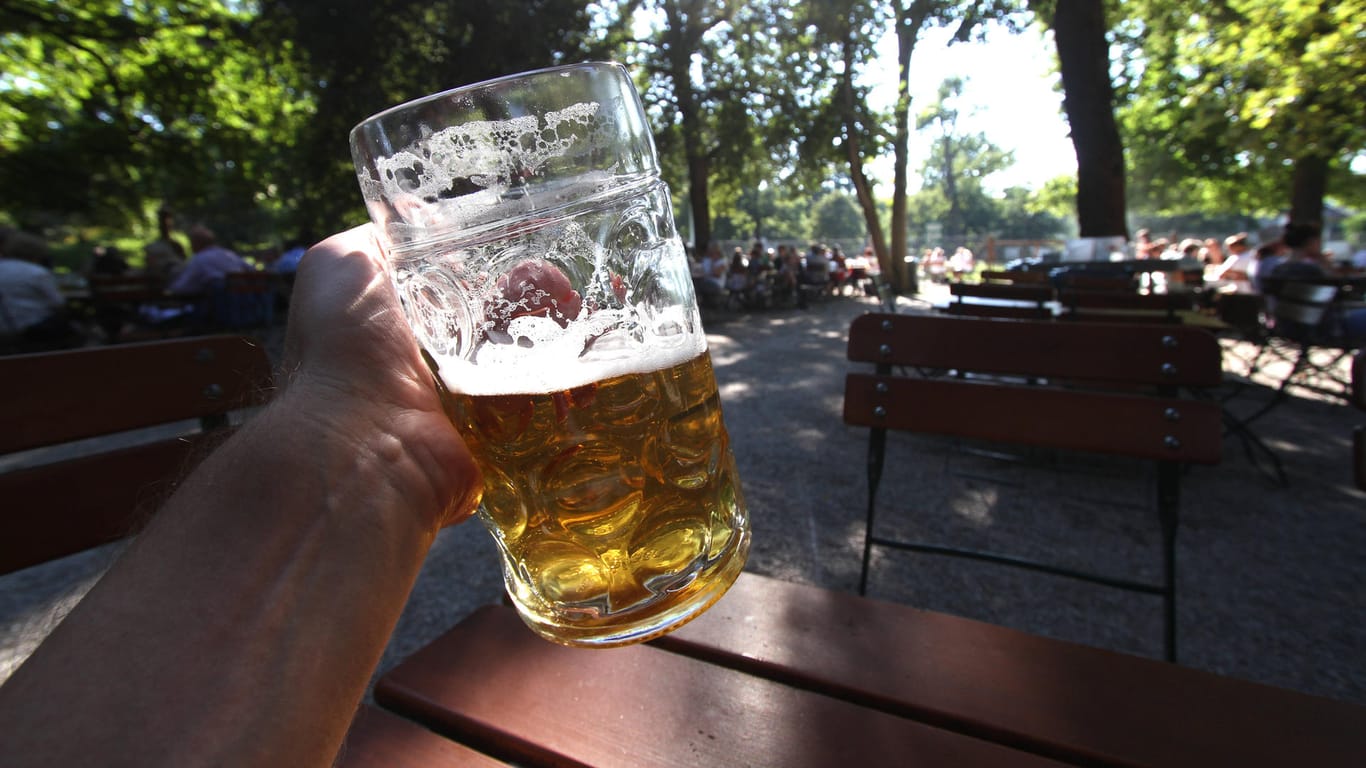 Ein Maß Bier (Symbolbild): Der Gemeinderat in Schwäbisch Hall hat eine Bierpreisbremse beschlossen.