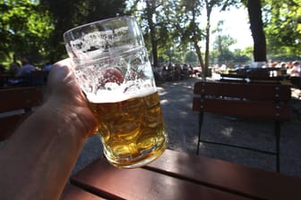 Ein Maß Bier (Symbolbild): Der Gemeinderat in Schwäbisch Hall hat eine Bierpreisbremse beschlossen.