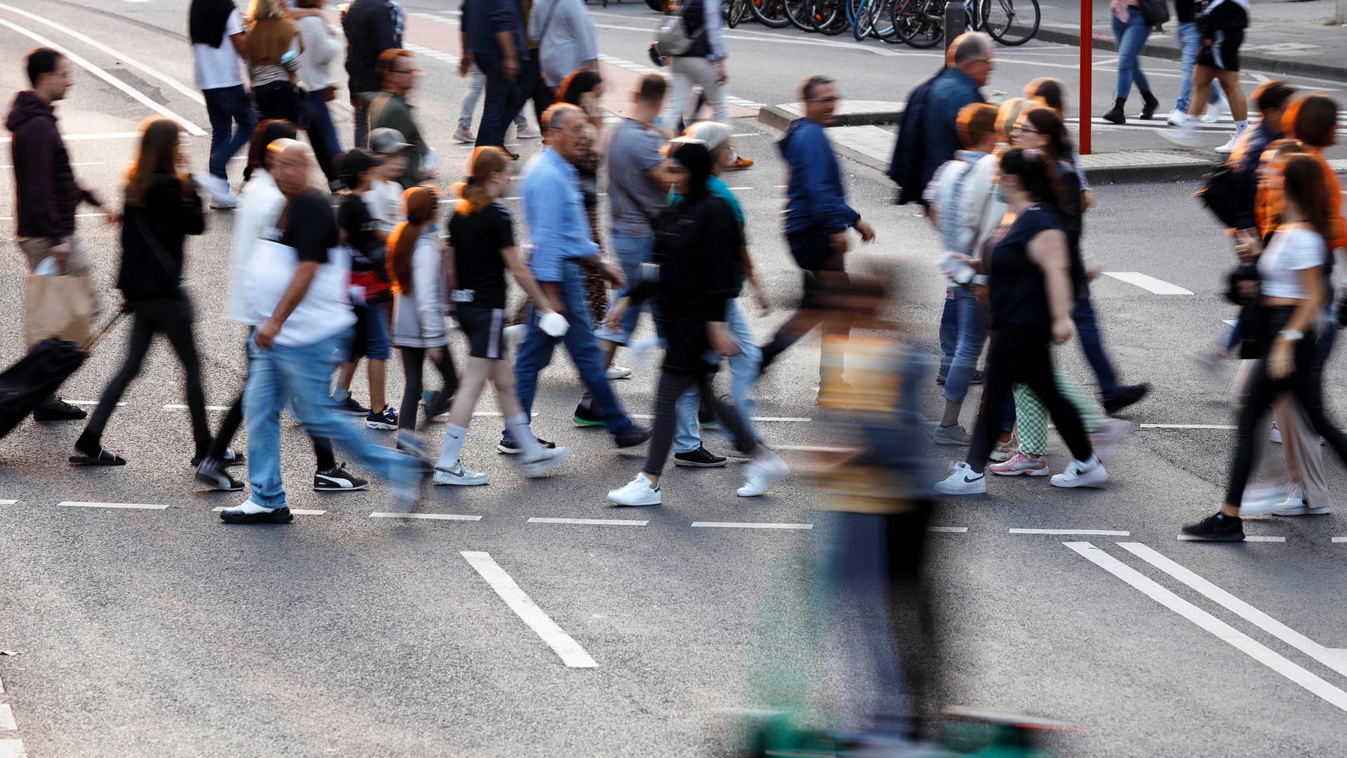 Menschen in der Kölner Innenstadt (Archivbild): Wie weit ist die Durchseuchung mit dem Coronavirus bereits fortgeschritten?