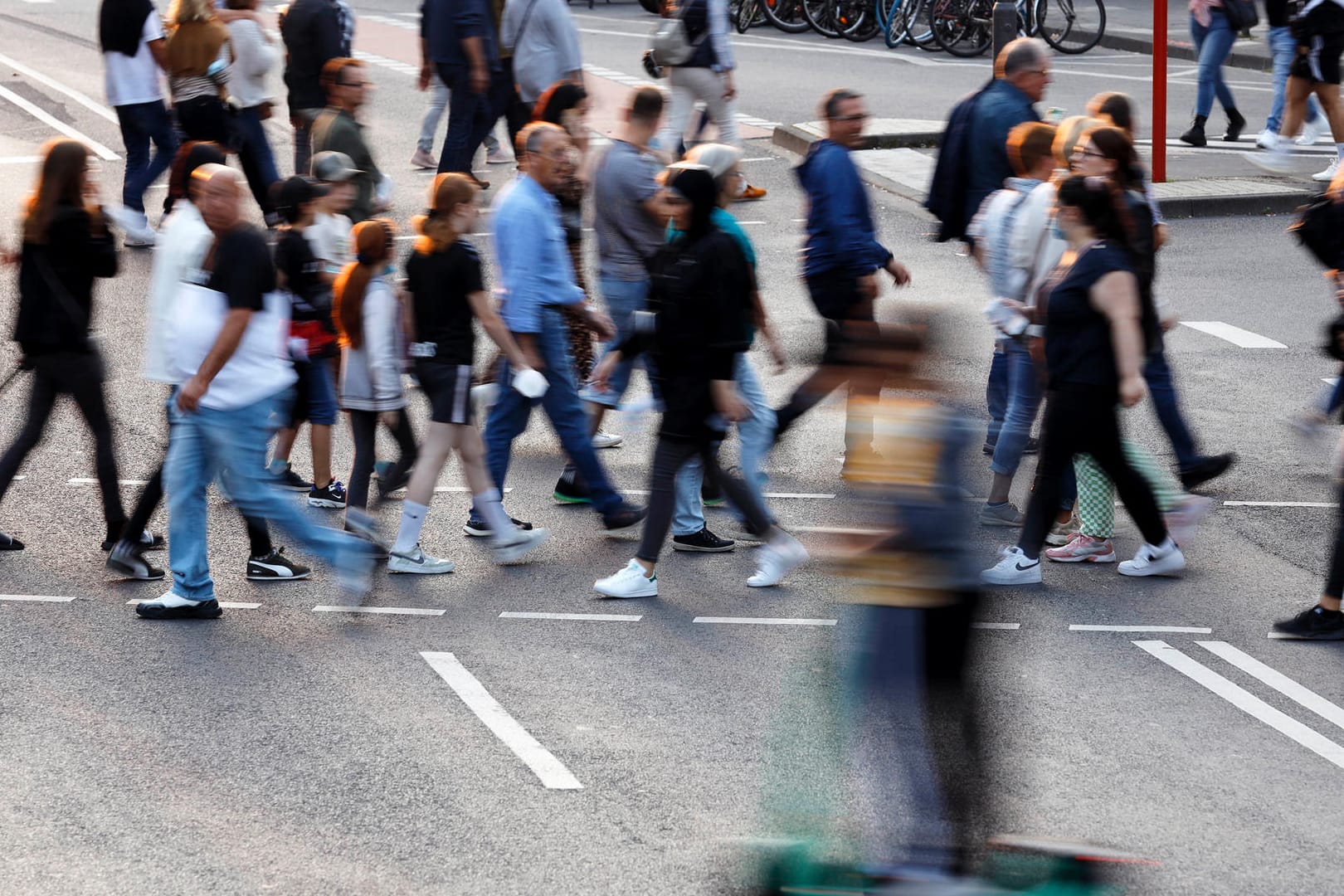 Menschen in der Kölner Innenstadt (Archivbild): Wie weit ist die Durchseuchung mit dem Coronavirus bereits fortgeschritten?