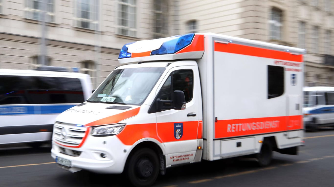 Ein Rettungswagen fährt durch die Stadt (Symbolbild): 13 Personen wurden bei einer Busfahrt in Stuttgart verletzt und mussten teilweise in Krankenhäuser.