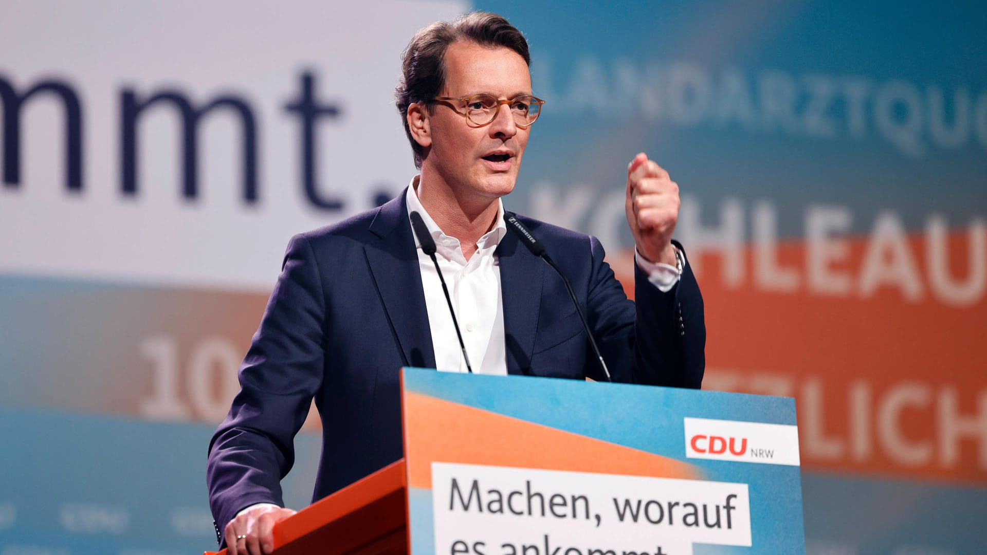 Hendrik Wüst bei einer Wahlkampfveranstaltung (Archivbild): Privathaushalte sollen nicht unter den steigenden Energiekosten leiden. Hendrik Wüst bei einer Wahlkampfveranstaltung (Archivbild): Privathaushalte sollen nicht unter den steigenden Energiekosten leiden.
