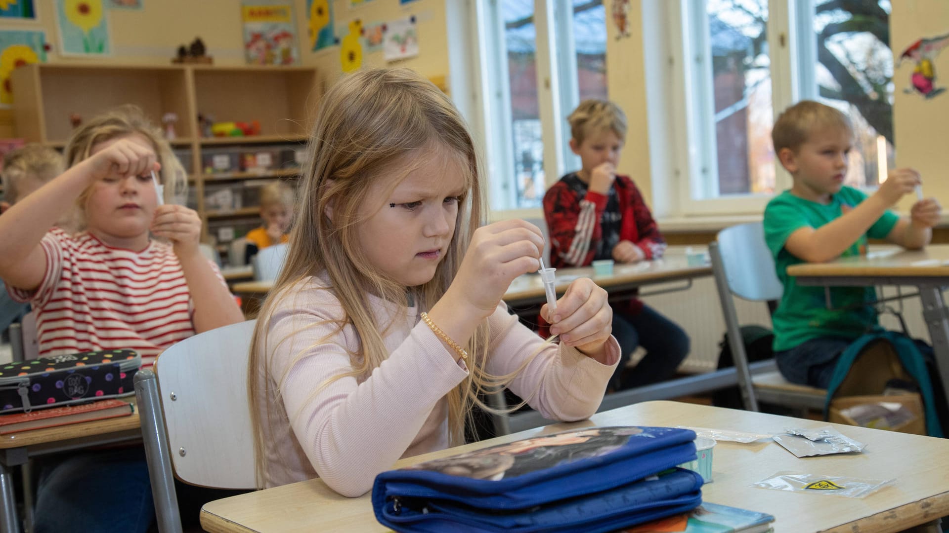 Schülerin mit Corona-Test (Symbolbild): In hessischen Schulen entfällt ab Mai die Testpflicht.