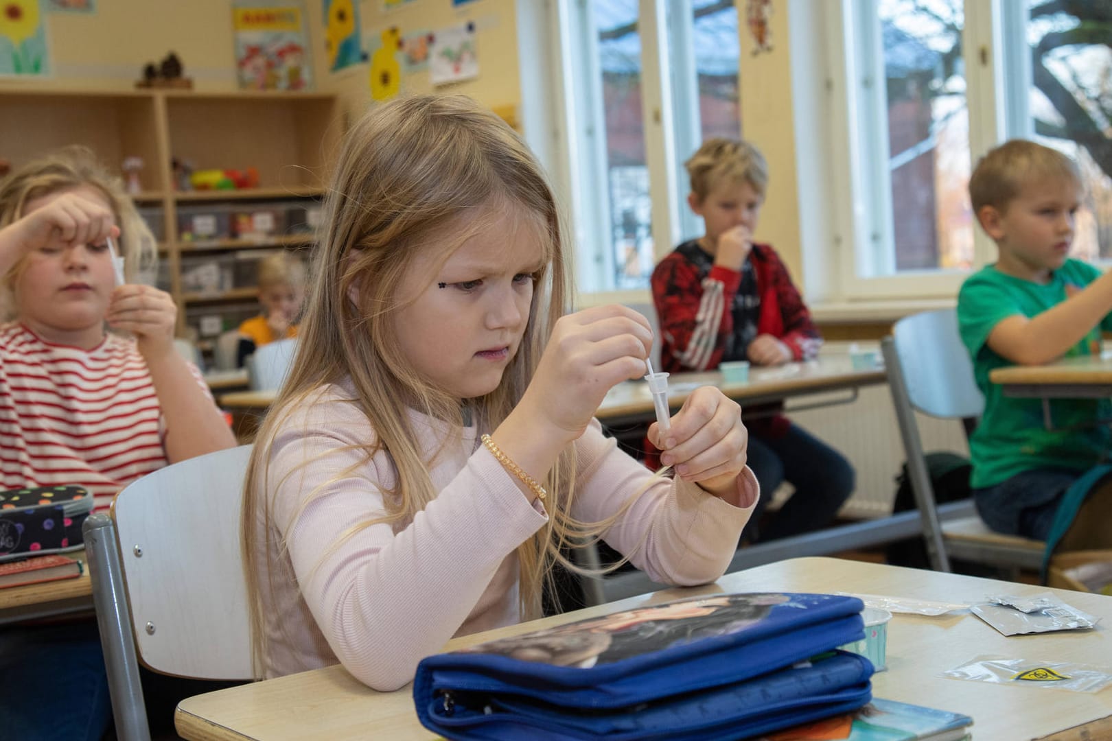 Schülerin mit Corona-Test (Symbolbild): In hessischen Schulen entfällt ab Mai die Testpflicht.