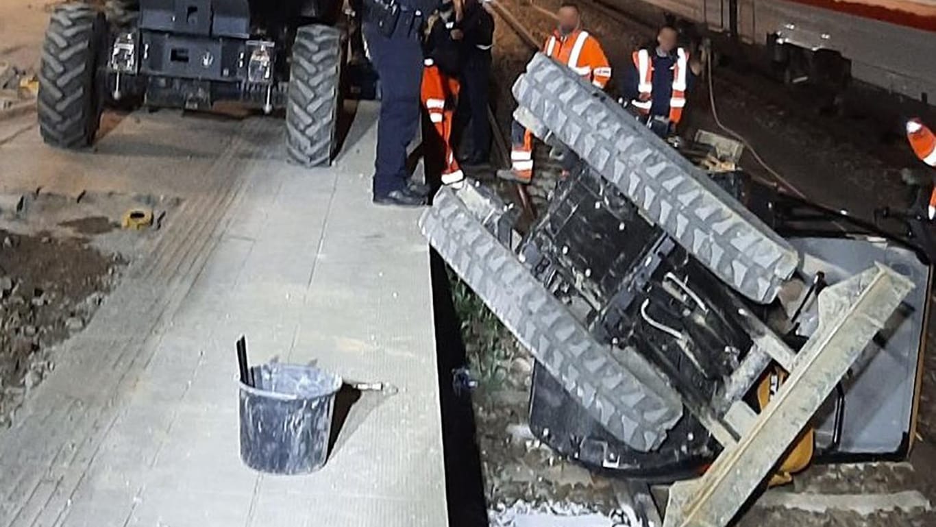 Ein Kleinbagger liegt wenige Meter vor dem Münchner Hauptbahnhof in einem Gleisbett (Archivbild): Der Fahrer musste verletzt im Krankenhaus.