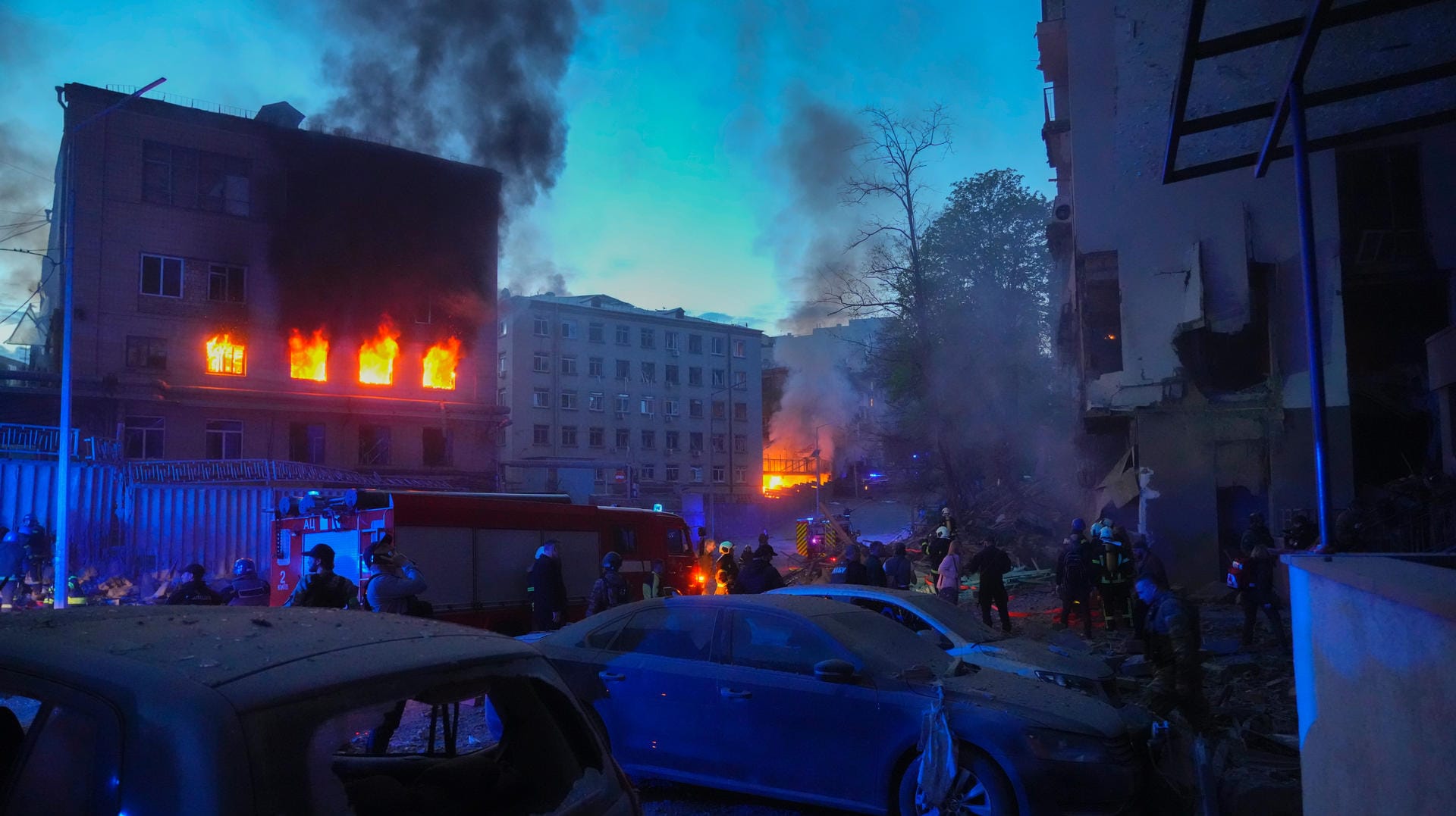 Feuerwehrleute löschen brennende Häuser: Mittlerweile wurde eine Leiche gefunden.