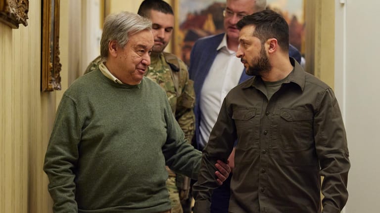 António Guterres und Wolodymyr Selenskyj: Kurz nach dem Treffen schlugen in Kiew die Raketen ein.
