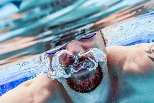 Um Unterkühlungen zu vermeiden, sollte man nicht zu lange im Wasser bleiben.