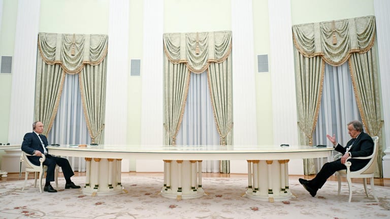 Putin (links) und Guterres: Der Kremlchef ließ den UN-Chef, wie etliche weitere internationale Gäste zuvor, an einem meterlangen Tisch Platz nehmen.