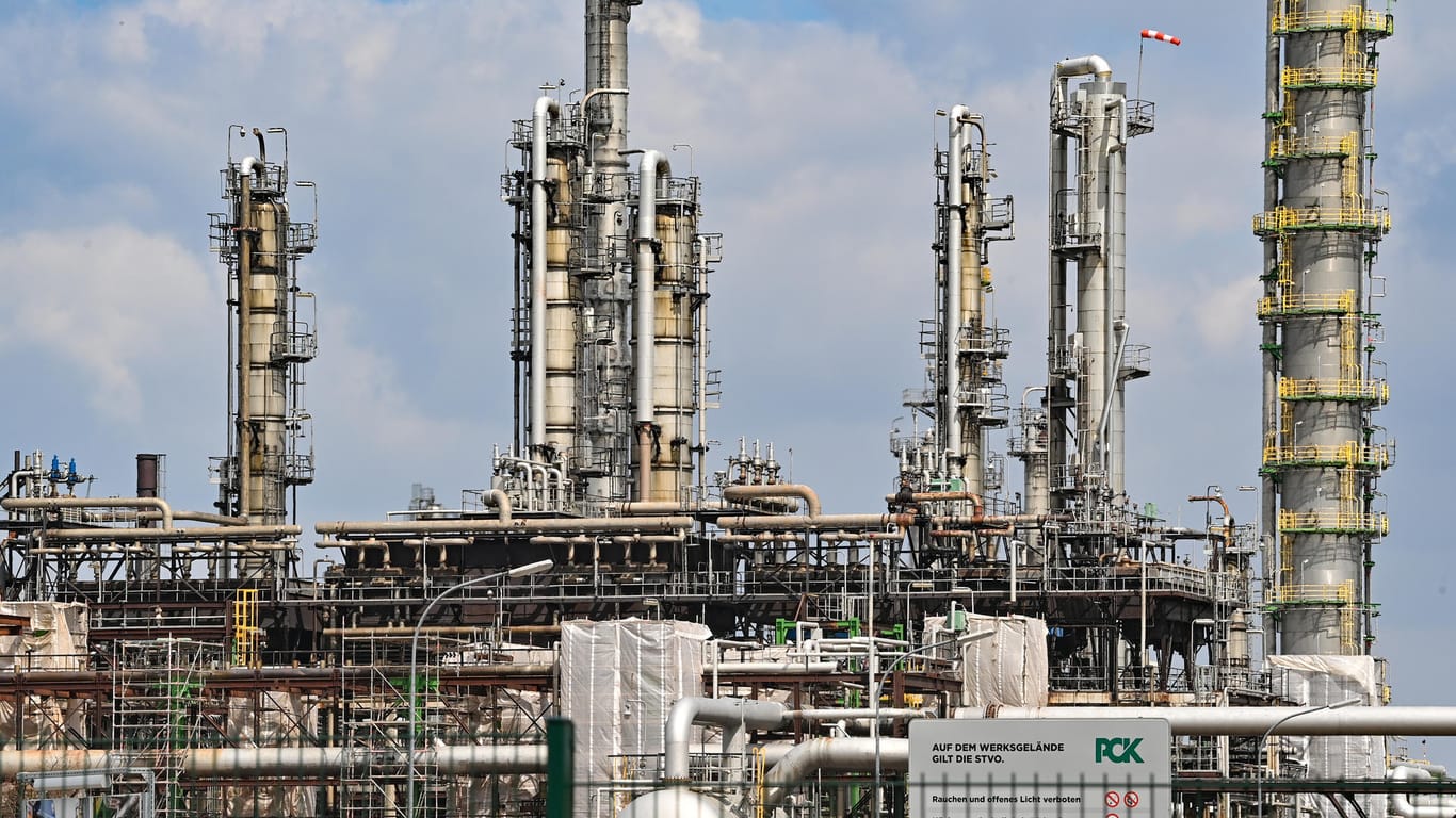 Raffinerie PCK in Schwedt: Hier kommt Rohöl aus Russland über die Pipeline "Freundschaft" an. Der russische Energiekonzern Rosneft hatte 2021 einen Großteil der Raffinerie übernommen.