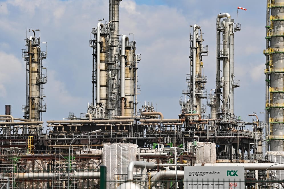 Raffinerie PCK in Schwedt: Hier kommt Rohöl aus Russland über die Pipeline "Freundschaft" an. Der russische Energiekonzern Rosneft hatte 2021 einen Großteil der Raffinerie übernommen.
