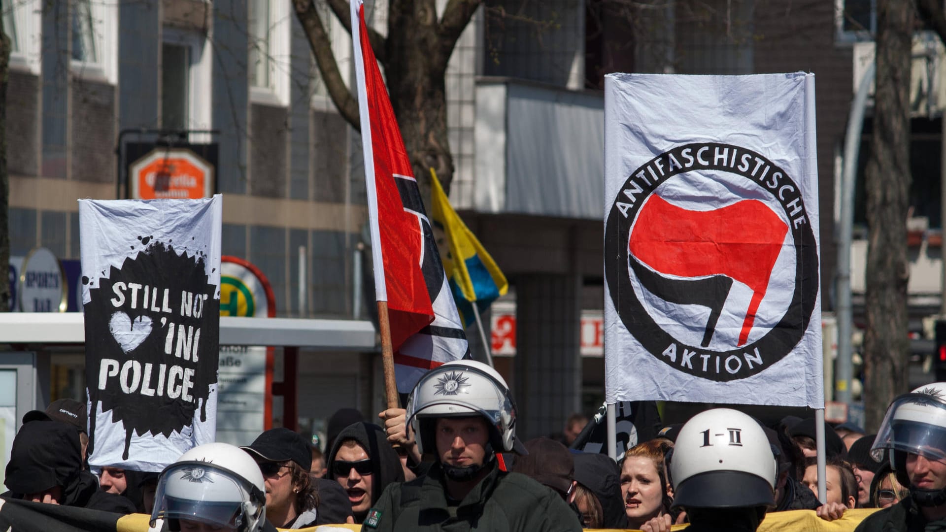 Die Polizei und demonstrierende Menschen (Archivbild): In Dortmund gehen am 1. Mai Personen aus dem linken und rechten Spektrum auf die Straße. Die Polizei und demonstrierende Menschen (Archivbild): In Dortmund gehen am 1. Mai Personen aus dem linken und rechten Spektrum auf die Straße.