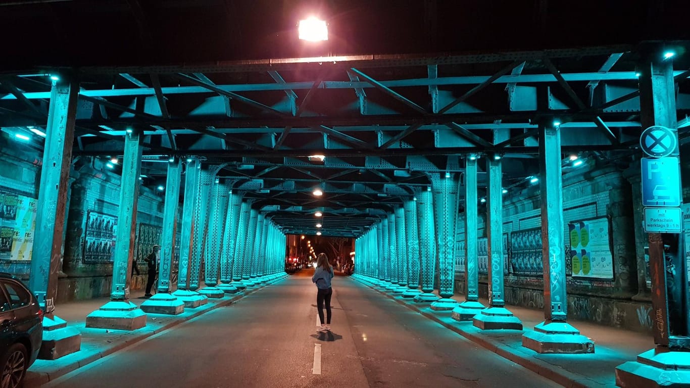 Eine Fußgängerin durchquert nachts eine illuminierte Bahnunterführung in Köln: Nicht nur Männer haben den Wunsch, sich zu verteidigen.