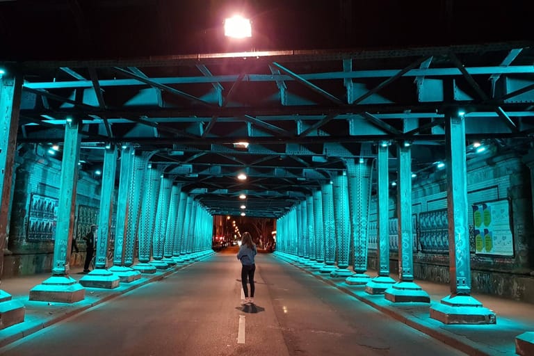 Eine Fußgängerin durchquert nachts eine illuminierte Bahnunterführung in Köln: Nicht nur Männer haben den Wunsch, sich zu verteidigen.