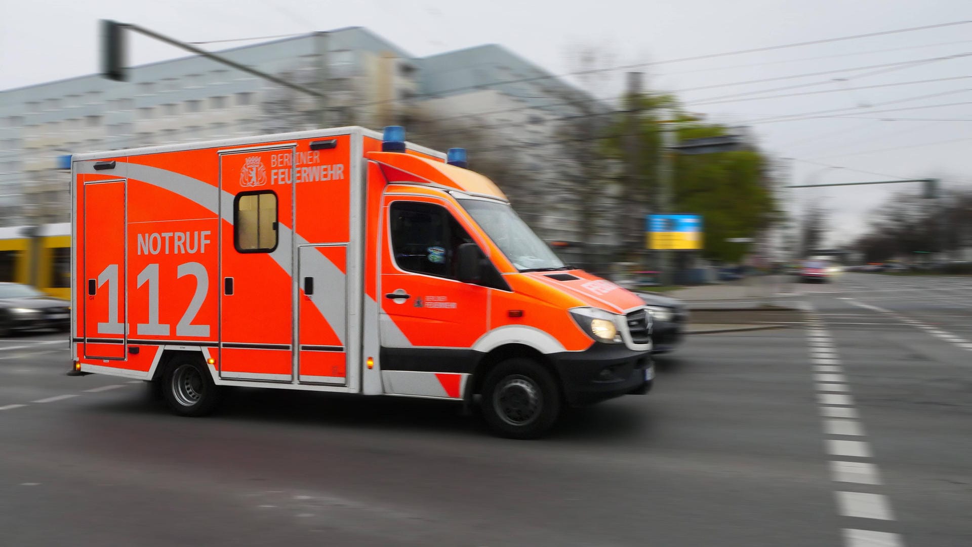 Ein Rettungswagen auf Einsatzfahrt (Symbolbild): Sanitäter brachten die Frau in ein Krankenhaus. Ein Rettungswagen auf Einsatzfahrt (Symbolbild): Sanitäter brachten die Frau in ein Krankenhaus.
