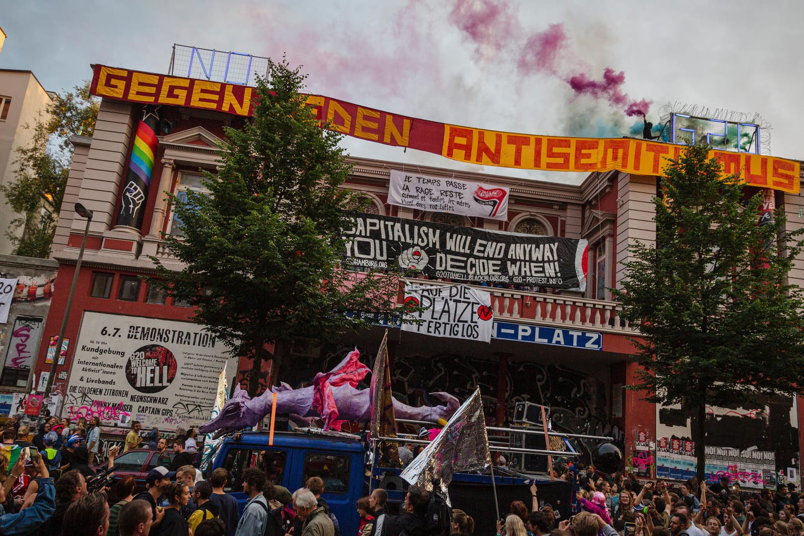 Ein Demonstrationszug vor der Roten Flora. Mehr als 11.000 Menschen beteiligen sich an dem Party-Protest gegen den G20-Gipfel.