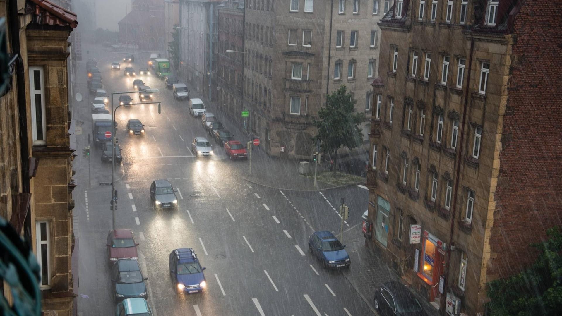 An schlechtes Wetter wie hier in Nürnberg müssen sich die Menschen im Südosten Deutschlands gewöhnen. An schlechtes Wetter wie hier in Nürnberg müssen sich die Menschen im Südosten Deutschlands gewöhnen.