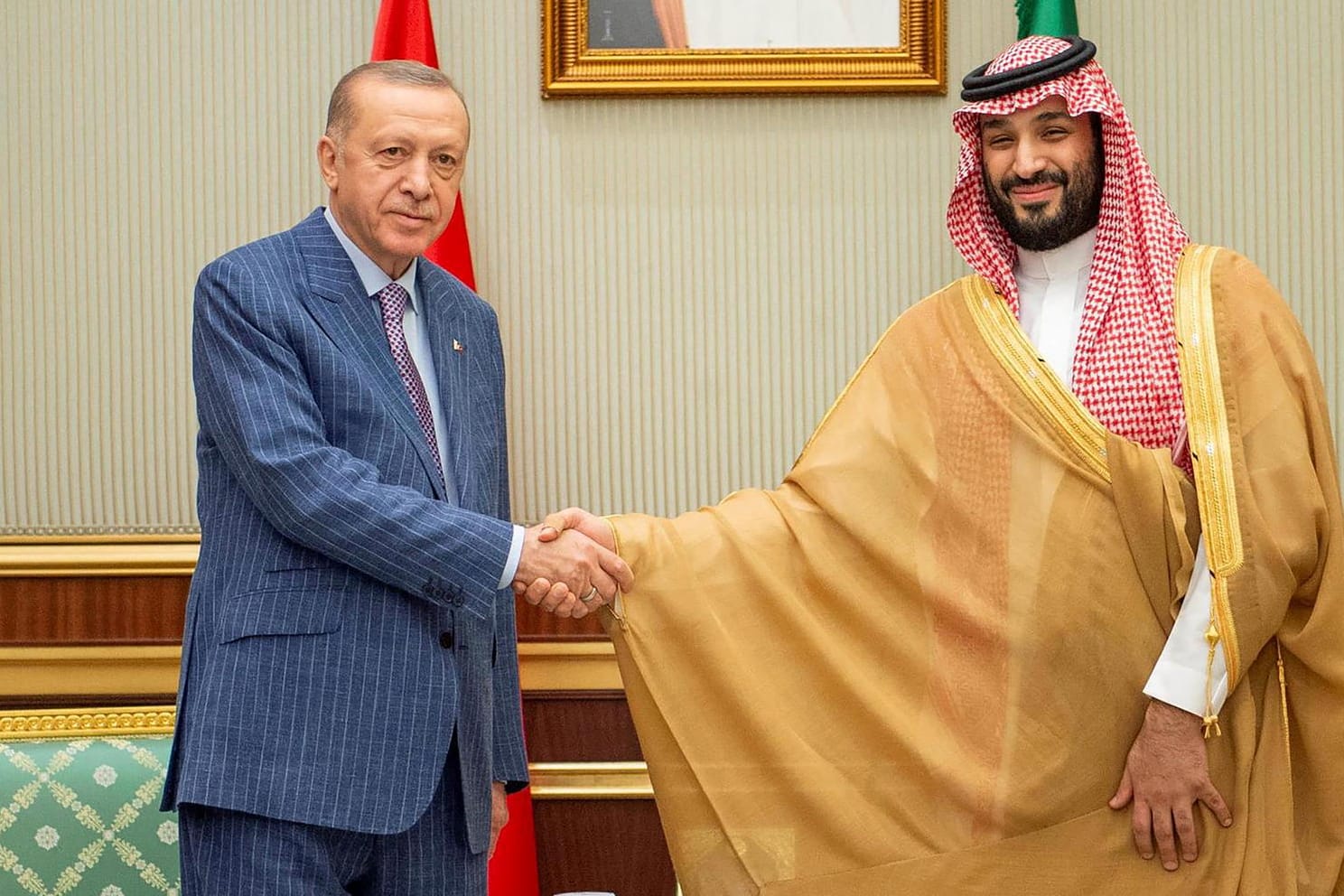 Recep Tayyip Erdoğan (l) und Mohammed bin Salman (r): Die Beziehung zwischen der Türkei und Saudi Arabien gilt als angespannt.