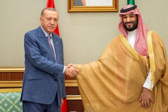 Recep Tayyip Erdoğan (l) und Mohammed bin Salman (r): Die Beziehung zwischen der Türkei und Saudi Arabien gilt als angespannt.
