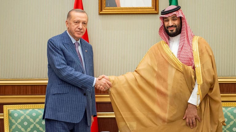 Recep Tayyip Erdoğan (l) und Mohammed bin Salman (r): Die Beziehung zwischen der Türkei und Saudi Arabien gilt als angespannt.