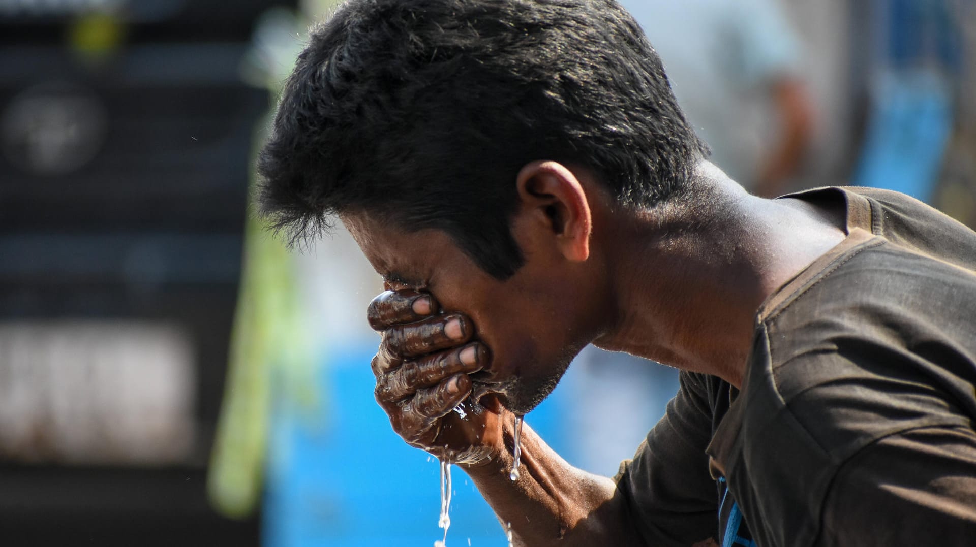 Kalkutta, Indien: Viele Bewohner dicht besiedelter Gebiete leiden unter den für April ungewöhnlich hohen Temperaturen. Kalkutta, Indien: Viele Bewohner dicht besiedelter Gebiete leiden unter den für April ungewöhnlich hohen Temperaturen.
