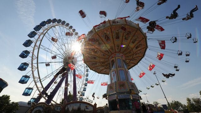 Kettenkarussell und Riesenrad drehen sich auf dem Volksfest Cannstatter Wasen (Archiv): Nach langer Pause soll das Cannstatter Volksfest wieder stattfinden.