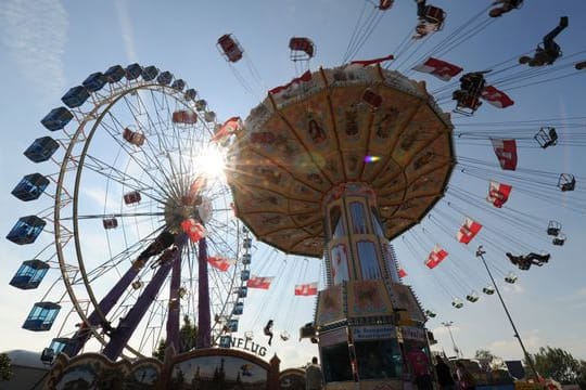 Kettenkarussell und Riesenrad drehen sich auf dem Volksfest Cannstatter Wasen (Archiv): Nach langer Pause soll das Cannstatter Volksfest wieder stattfinden.