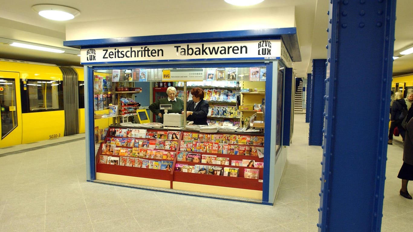 Ein Kiosk am Berliner U-Bahnhof Frankfurter Tor (Archivbild): Die vermeintlichen minderjährigen Täter wollten Rauschmittel erbeuten.