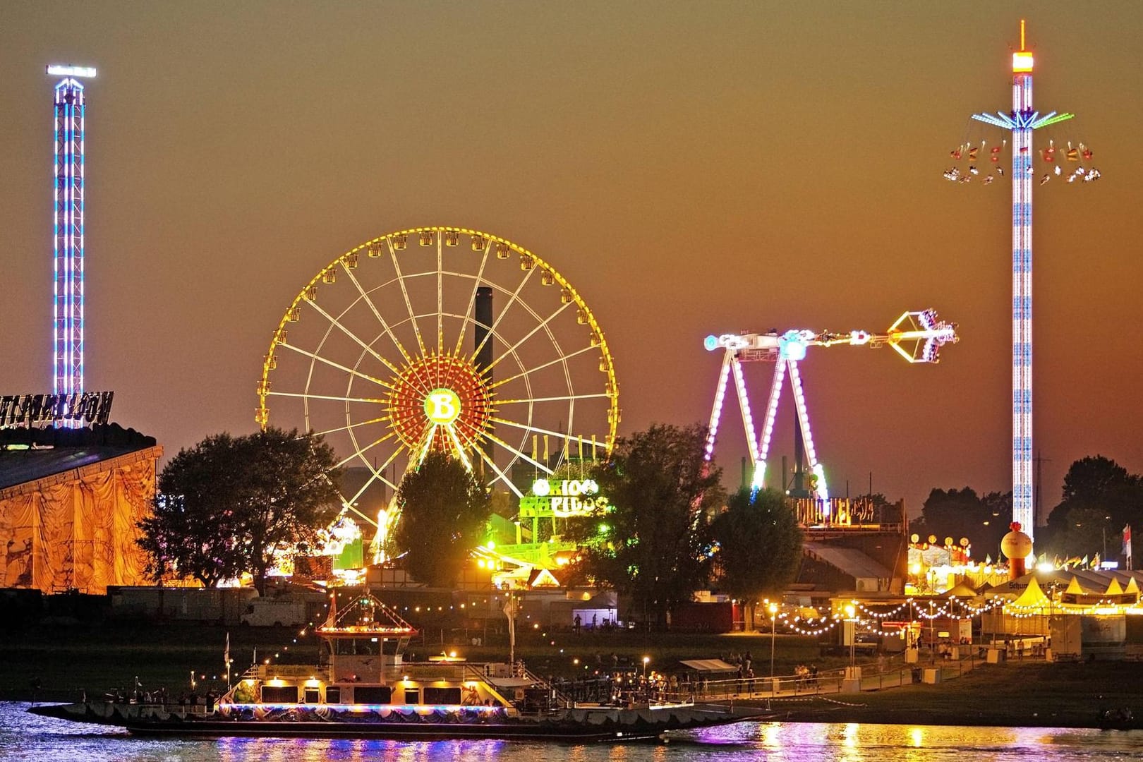 Beleuchtete Fahrgeschäfte auf der Rheinkirmes (Archivbild): Zuletzt fiel die Veranstaltung wegen der Pandemie aus.