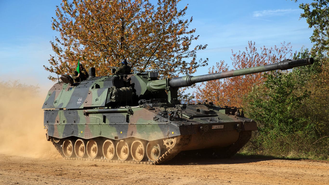 Panzerhaubitze 2000 der Bundeswehr: Die Bundesregierung prüft offenbar, ob Haubitzen aus Bestand der Bundeswehr an die Ukraine geliefert werden können. (Archivfoto)