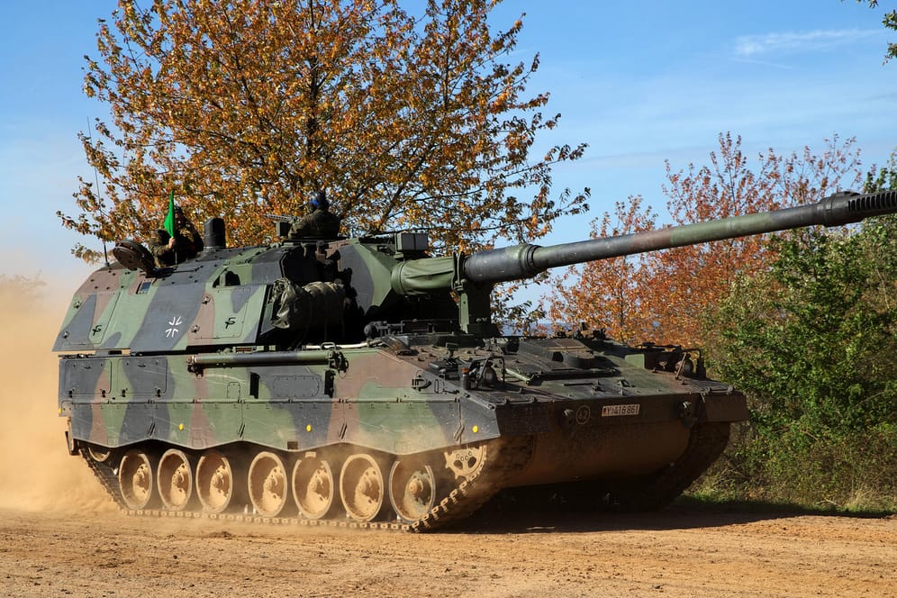 Panzerhaubitze 2000 der Bundeswehr: Die Bundesregierung prüft offenbar, ob Haubitzen aus Bestand der Bundeswehr an die Ukraine geliefert werden können. (Archivfoto)
