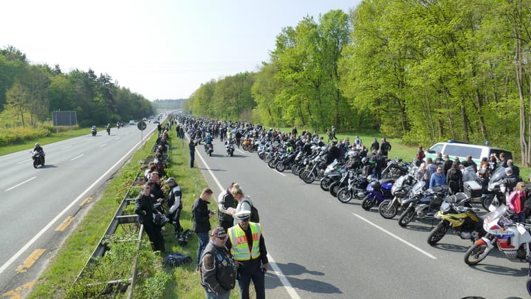 In Nürnberg kommen zum 1. Mai traditionell Tausende Biker zusammen (Archivbild): An der Münchner Straße läuten sie den Mai ein.