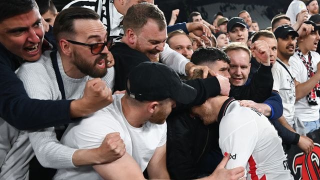 Der Frankfurter Martin Hinteregger (r) wird nach dem 2:1-Sieg von den mitgereisten Fans in London gefeiert.