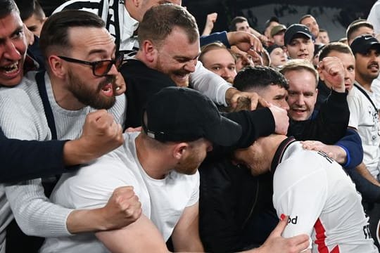 Der Frankfurter Martin Hinteregger (r) wird nach dem 2:1-Sieg von den mitgereisten Fans in London gefeiert.