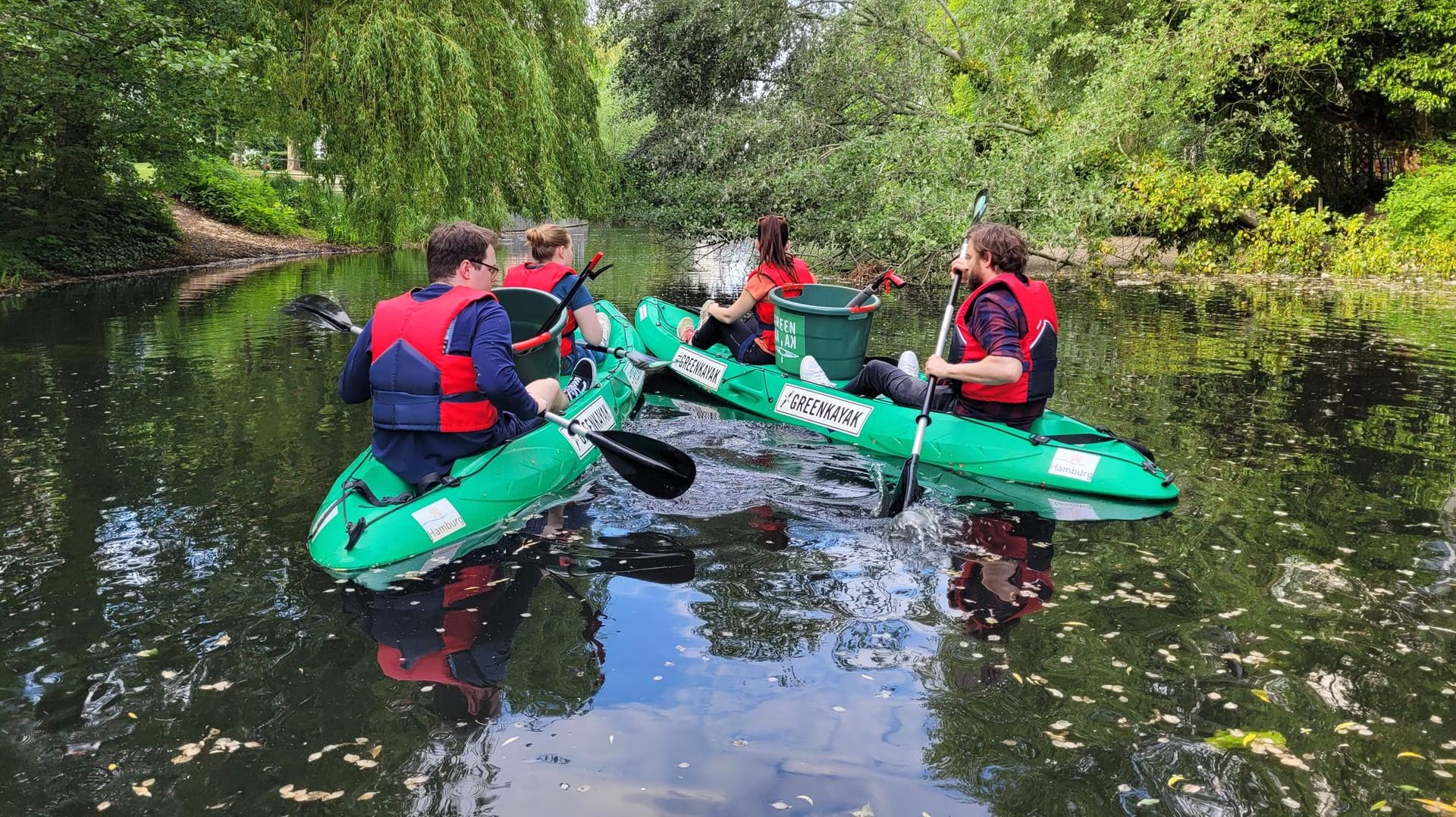 Die Boote der Initiative "Green Kayak": Ab Mai können sie auch in Hamburg wieder genutzt werden. Die Boote der Initiative "Green Kayak": Ab Mai können sie auch in Hamburg wieder genutzt werden.