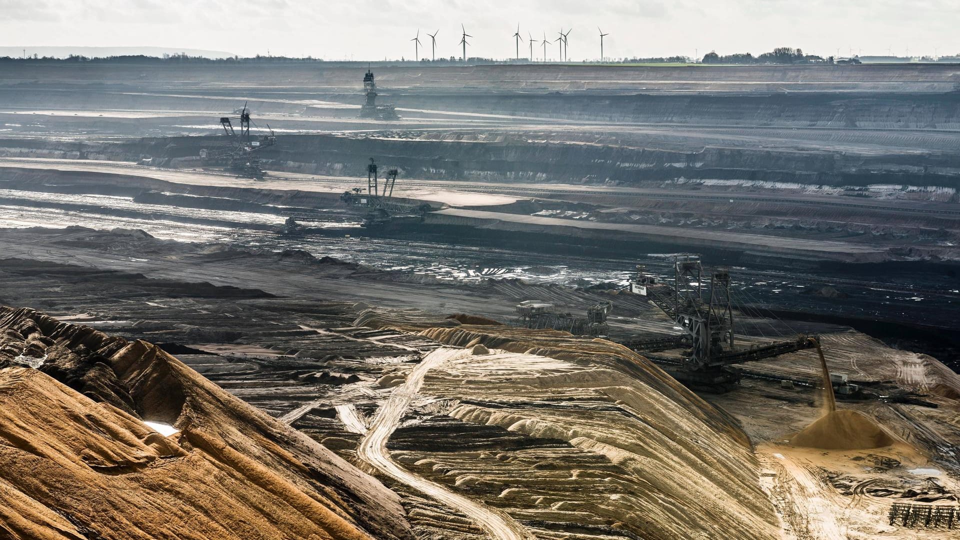 Der Braunkohletagebau Garzweiler im Rheinischen Braunkohlerevier: "Wir halten an dem Ziel fest, möglichst bis 2030 aus der Kohle auszusteigen", sagt CDU-Spitzenkandidat Hendrik Wüst.